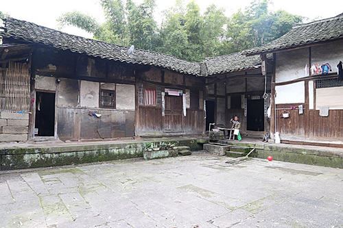 佳人出行巧安排 《九画单字》