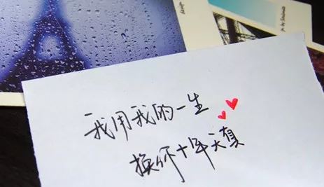 小小姑娘黑又黑,秋天走了春天回,带着一把小剪刀,半天空里飞呀飞《打一个动物》