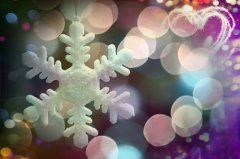 银光壁水晶宫,夹层玻璃不透风,火热心肠为人民,专把温暖给群众《打一个常用品》