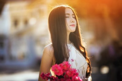 眼如铜铃_身象铁钉_有翅无毛_有脚难行-《猜一动物》