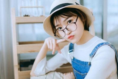 猜谜语题目:越来越安定《打一个人名》