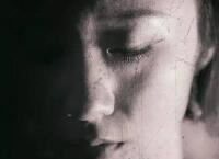 姑娘们拥抱在一起《猜一体育词语》