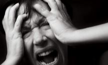 猜谜语题目:红口袋,绿口袋,有人害怕有人爱《打一个植物》