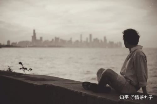 两个动物并排站,一个游泳,一个吃草《打一个字》