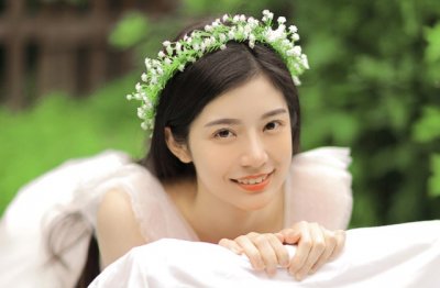 小小花朵本领高,能把香味几里飘,吴刚用它酿好酒,八月时节它领头《打一个植物》