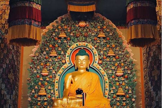 猜谜语题目:碧玉簪《打一个人名》