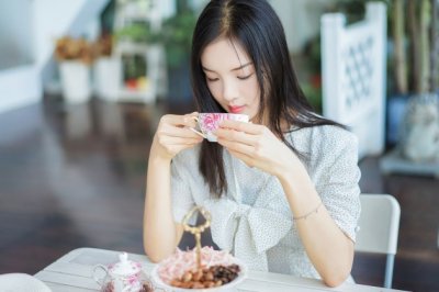 猜谜语题目:心如刀刺《打一个字》