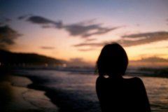 雨中漫行无人伴 《打一成语》