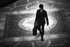 猜谜语题目:者《打一个成语》